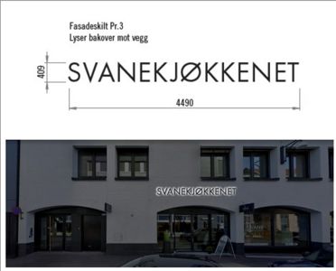 Bildet viser en fasadetegning med dimensjoner for et skilt, kombinert med et fotografi av selve fasaden hvor skiltet er montert.