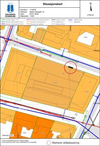 Situasjonskart som viser eiendomsgrenser, vegnett og skiltplassering for Drammen Kommune.