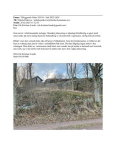 Fotografi av en tomt med eksisterende vegetasjon, trær og en steil skråning med en bygning i bakgrunnen.