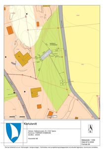 Situasjonsplan (kartutsnitt) som viser tomtens beliggenhet i forhold til nabolag, veier og høydeforhold.