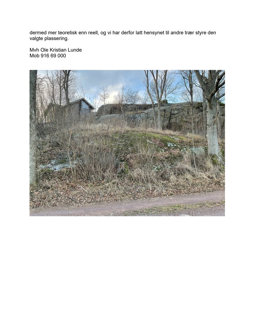 Fotografi av et terreng med en bygning i bakgrunnen, inkludert tekst og signatur over bildet.