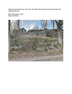 Fotografi av et terreng med en bygning i bakgrunnen, inkludert tekst og signatur over bildet.