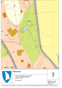 Kartutsnitt som viser tomtens plassering i forhold til nabolag, høydemålerlinjer, veier og eiendomsnummer.