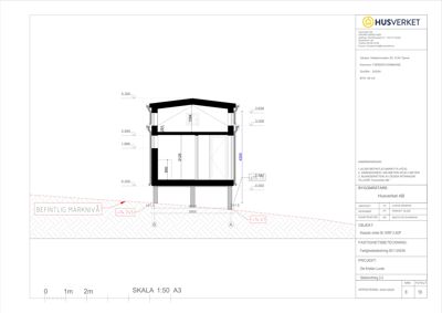 Snittegning som viser bygningens tverrsnitt, høyder, grunnplan og forhold til marknivå.