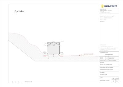 Fasadetegning av en bygning sett fra sydvest, med mål og konstruksjonsdetaljer.