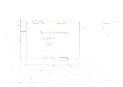 En håndskrevet tegning som viser etasjeplan for en barnehagehage med angitte mål og romfordeling.