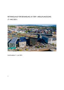 Flyfoto eller kartutsnitt som viser et byområde med jernbanespor og bygninger.