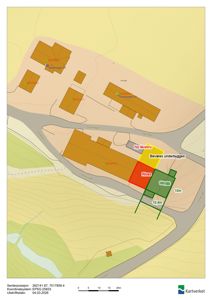 Situasjonsplan som viser tomtens form, eksisterende og planlagte bygninger (fargekodet: rødt for rivning, gult for ny lavebu, grønt for tilbygg), samt vegforhold og høydeforhold.