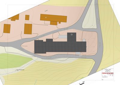 Situasjonsplan som viser bygningens plassering i forhold til vei, nabolag og terrengform.
