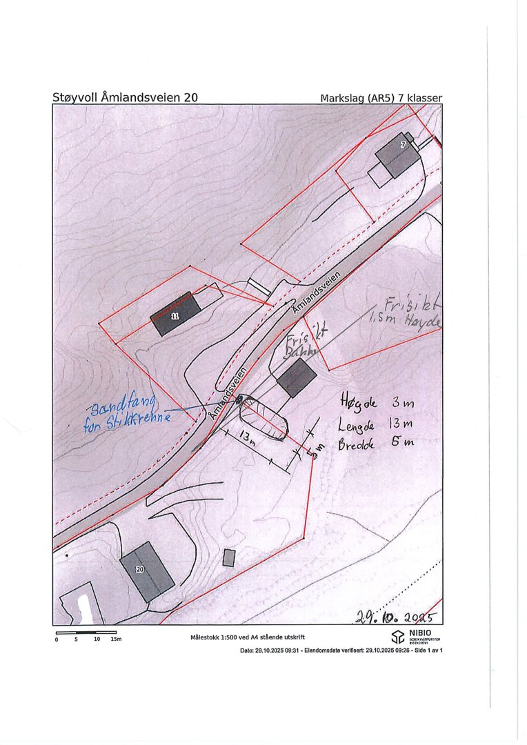 Situasjonsplan med topografi (konturlinjer), eiendomsgranser, veier og plassering av bygninger.