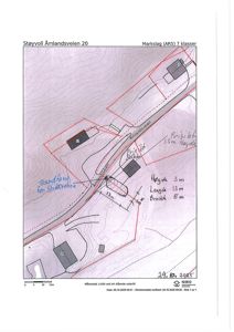 Situasjonsplan med topografi (konturlinjer), eiendomsgranser, veier og plassering av bygninger.