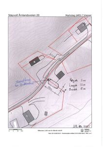 Situasjonsplan som viser tomtens form, beliggenhet, eksisterende bygninger, topografi (konturlinjer) og en planlagt ny bygning med mål.