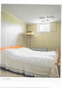 Fotografi av et soverom med en senger, gulv, vegger og et vindu. Bildet har håndskrevne notater om vindusbytte.