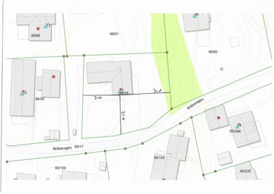 Situasjonsplan som viser eiendomsinndeling, grenser, areal (m²), naboeiendommer og veier (Bråtevegen).
