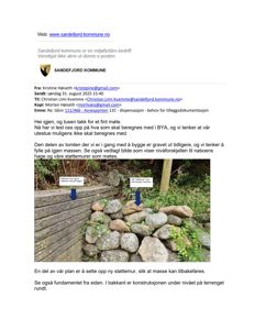 Fotografi av en steinmur og terrengnivåforskjell ved en byggeplass, med pilmerking og tekstforklaringer om nivåforskjeller og støttemurer.