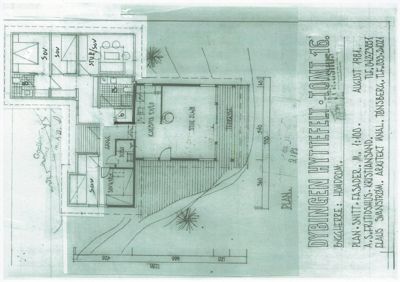 Etasjeplan (plan) for en hytte, som viser romfordeling, dører, vinduer og dimensjoner.