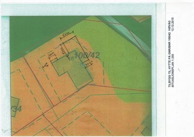 Situasjonsplan som viser tomtens beliggenhet, grenser, veier og plassering av en planlagt hytte.