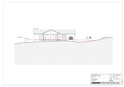 Snittegning som viser bygningens tverrsnitt, grunnplan, takform og terrengforhold.