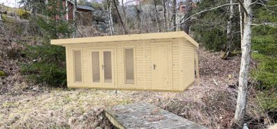 3D-visualisering av en planlagt hytte eller uthus plassert i et naturområde.