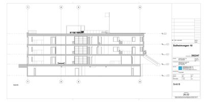 Snittegning (Snitt B) som viser bygningens tverrsnitt, etasjer, vinduer og trapp.