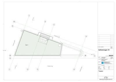 Situasjonsplan (takplan) som viser bygningens plassering på tomt, fasaderetninger, og tilgrensende eiendomsgrenser.