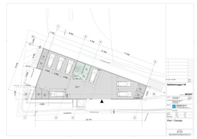 Etasjeplan for garasjeplassering med angitte mål og plassering av kjøretøy.