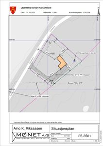 Situasjonsplan som viser tomtens grenser, bygningens plassering, og tilknyttede rørledninger (vann og avløp) med mål og koordinater.