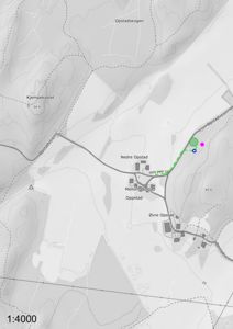 Kart over Området Oppstad med topografi, veier og plassering av bygninger. Inneholder også en markert rute (grønn prikket linje) og punkter (grønn, blå, lilla) som sannsynligvis representerer et prosjektområde eller en planlagt endring.