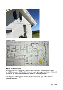 Fotografi av en hvit, panelt fasade på en bygning med vinduer og en hengelodd i bakgrunnen.