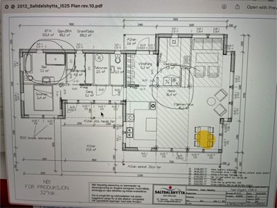Etasjeplan (1. etasje) for en bolig i Saltedalshytta. Planen viser romfordeling, mål, dører, vinduer, altaner og tekniske detaljer som bæresøyler.