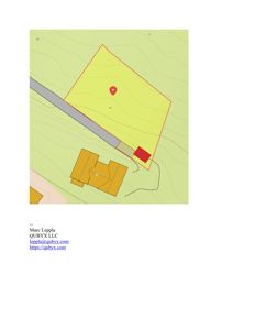 Situasjonsplan som viser et tomt (gult område) med en eksisterende bygning (gult hus) og en planlagt eller nybygget del (rødt område) i forhold til terrenget (konturlinjer) og vei.