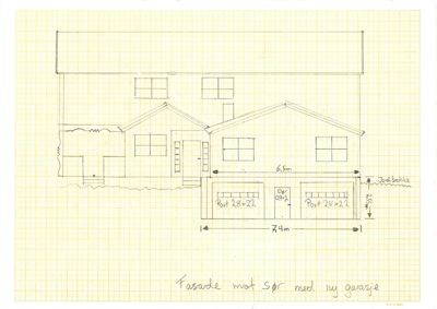 Håndtegnet fasadetegning av en bygning sett fra sør, med angitte mål og en garasje.