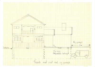 Håndtegnet fasade tegning av en toetasjes bygning med en tilbygget garasje.