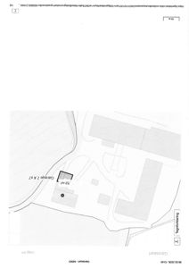 Bildet viser en situasjonsplan (Gårdsplan) som illustrerer tomtens form, grenser og plassering av bygninger, inkludert en garasje.