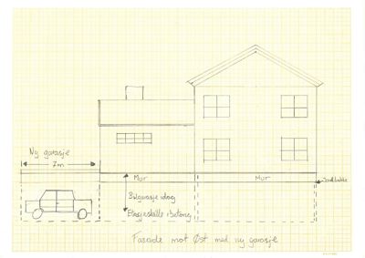 Håndtegnet fasadeoppvisning av en bygning med en ny garasje, inkludert mål og notasjoner om mur og etasjeskiller.