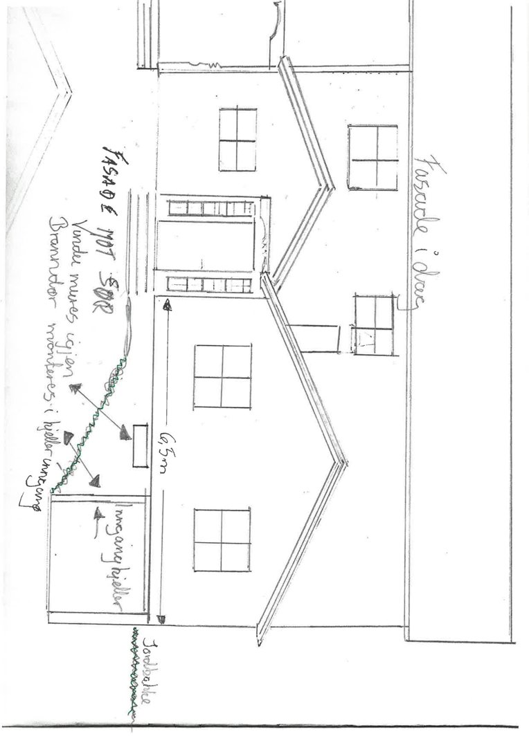 Håndtegnet fasadetegning av en bygning med notater om endringer.