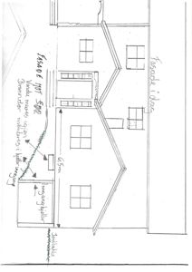 Håndtegnet fasadetegning av en bygning med notater om endringer.