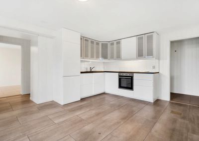 Fotografi av en kjøkkenrom i en bolig.