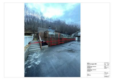 Fotografi av en terrasse med trapper og hekk, sett fra bakkenivå.