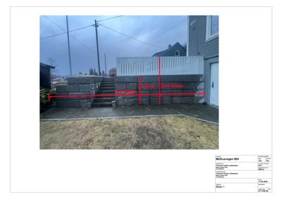 Fotografi av en utvendig fasade med en steinmur, trapper og en hvit hekk, med målinger overlagt i rødt.