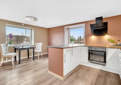 Fotografi av en innredet kjøkken- og spisestue.