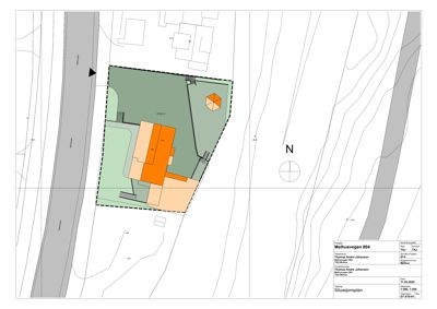 Situasjonsplan som viser tomt, bygning, veg og terrenglinjer