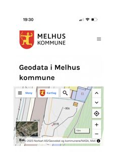 Bildet viser en digital kartside fra Melhus kommune med en situasjonsplan og et flyfoto.