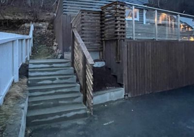 Fotografi av en trapp og fasade på en bygning.