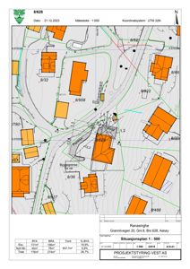 Situasjonsplan som viser tomtens plassering i forhold til nabolaget, bygninger, veier og byggelinjer.