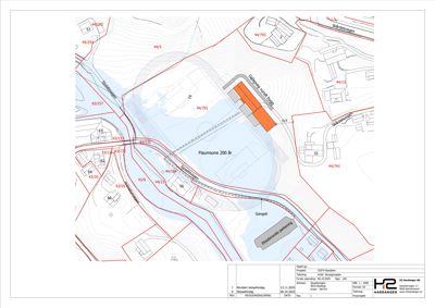 Situasjonsplan som viser tomtens beliggenhet, nabotomter, vegforhold, høydeforhold (konturer) og bygningers plassering.