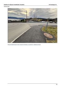 Fotografi av en støybekant (asfaltert vei) som avskjer Flaumvegen i Skårdalsvegen, tatt i forbindelse med byggesaken for Øystese Fotballklubb.