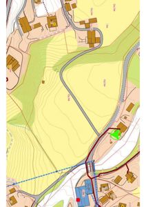 Situasjonsplan som viser topografi, eiendomsgrenser, veier og plassering av bygninger på et område.