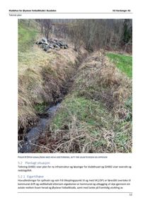 Fotografi av en åpen kanal/bekk med sideterreng, sett fra Sjusetevegen og oppover.