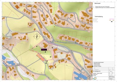 Situasjonsplan som viser tomtens beliggenhet i forhold til nabolag, vei, elv og eiendomsgrenser.
